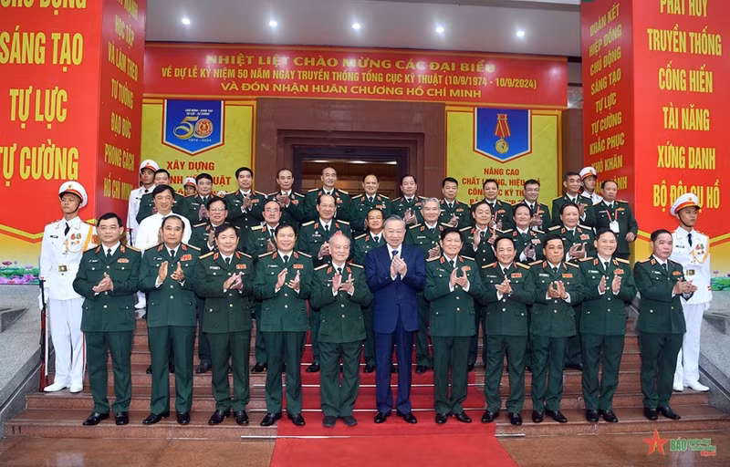 苏林总书记、国家主席和各位代表合影。