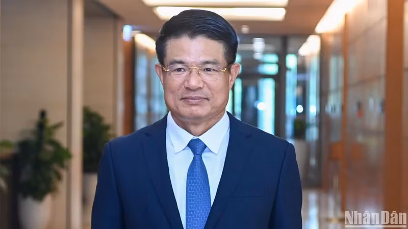 阮辉进同志当选最高人民检察院检察长。 阮辉进同志当选最高人民检察院检察长。