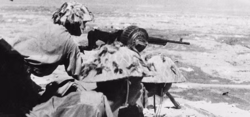 一支机枪单位正在掩护我方冲击队进攻中心区。（图片来源：越通社）