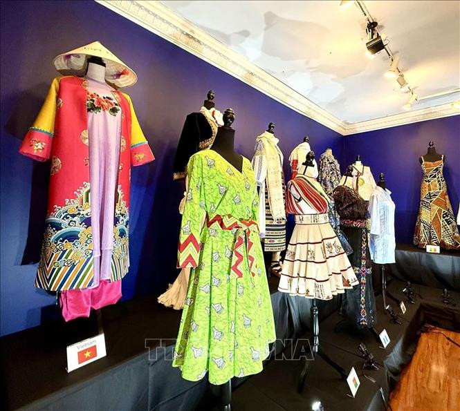 “日平奥黛”亮相美国外交使团时尚展。（图片来源：越通社）