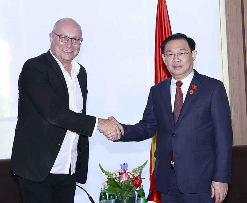 越南国会主席王廷惠会见维多利亚州国库部部长蒂姆·帕拉斯。（图片来源：人民军队报）