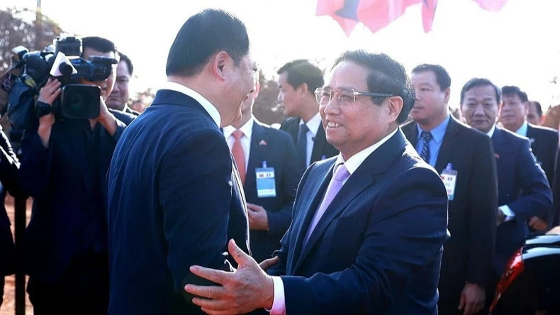越南政府总理范明正和老挝总理宋赛·西潘敦共同出席老越友谊公园开工仪式。(图片来源:越通社)