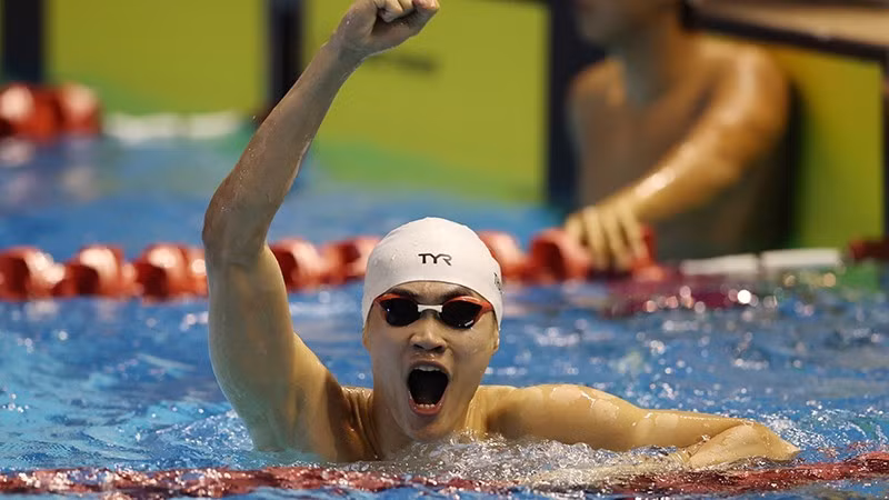 越南游泳运动员范青宝夺得金牌。