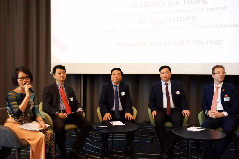 各位代表出席研讨会。（图片来源：congthuong.vn）