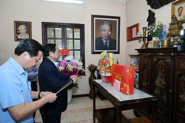 政府总理范明正和政府副总理黎明慨敬香缅怀部长会议主席范雄。（图片来源：人民军队报）