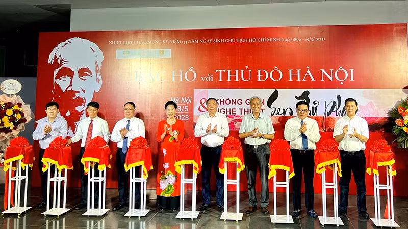 “胡伯伯与首都河内”专题展开展仪式。