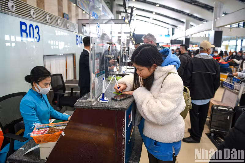 众多乘客在柜台办理登机手续。