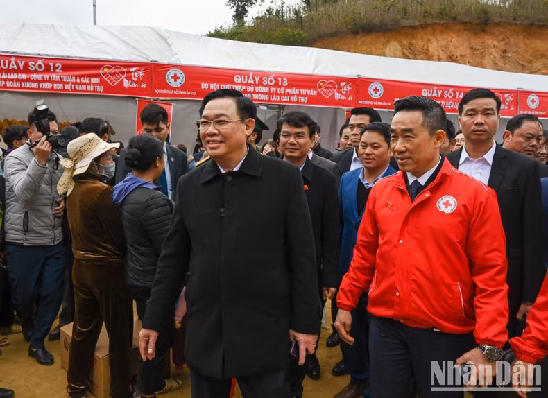 国会主席王廷惠一行赴老街省坝洒县郑蔷乡出席“仁爱春节”活动。