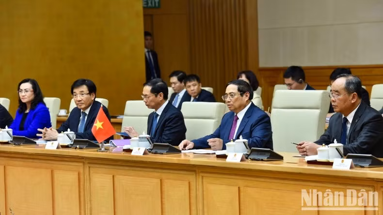 范明正总理和越南政府成员会见哈萨克斯坦总统卡瑟姆若马尔特·托卡耶夫。