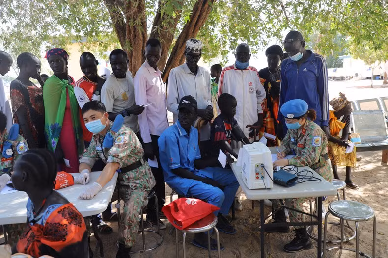 越南四号二级野战医院义务人员为当地人民看诊。