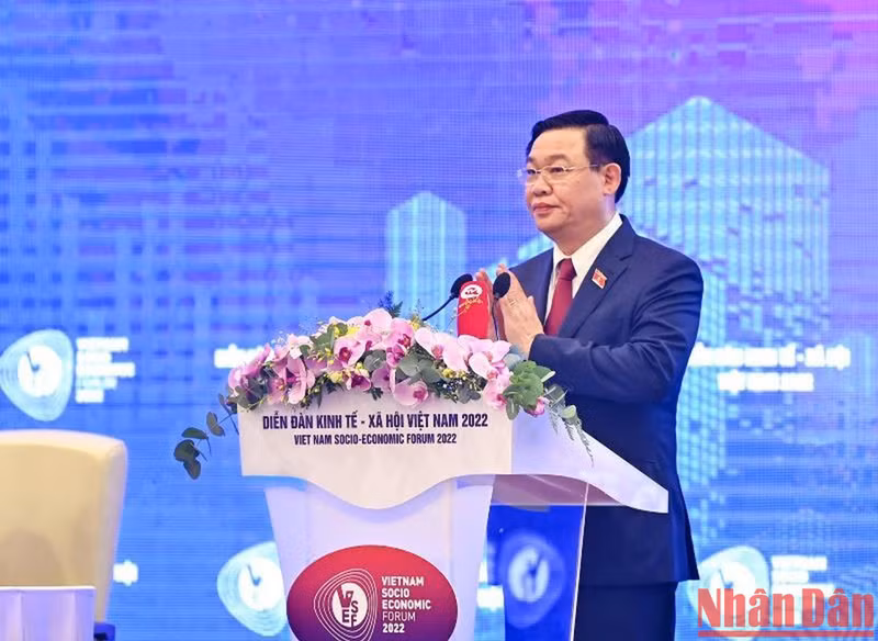 国会主席王廷惠致开幕词。