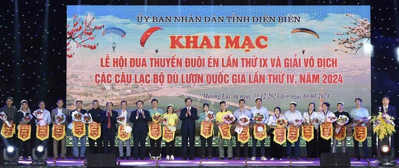 第九届燕尾龙舟赛暨第四届全国滑翔伞俱乐部锦标赛开幕式。