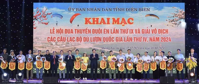 第九届燕尾龙舟赛暨第四届全国滑翔伞俱乐部锦标赛开幕式。