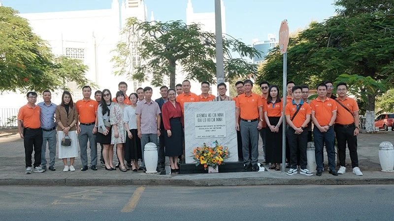 越南驻莫桑比克大使馆干部人员和旅居莫桑比克越南人社团在位于首都马普托胡志明大道的纪念碑敬献鲜花。（图片来源：越南驻莫桑比克大使馆）