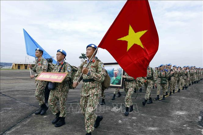 越南二号工兵队启程赴阿卜耶伊地区。（图片来源：越通社）