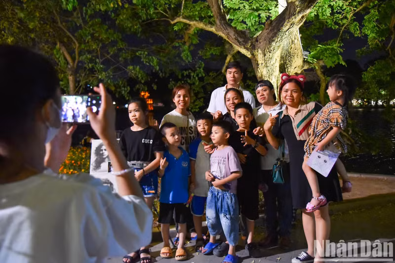 假期期间，环剑湖步行空间为人民和游客游玩营造环境。