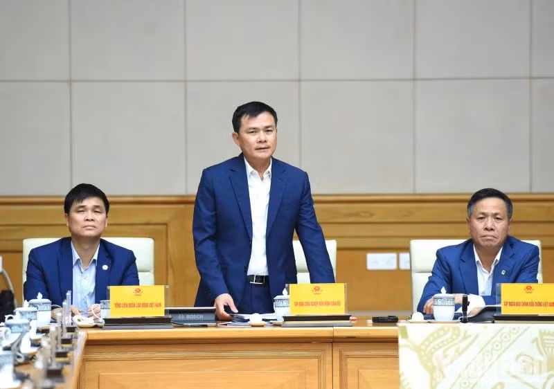 越南军队电信工业集团副总经理曹德胜在会议上发言。