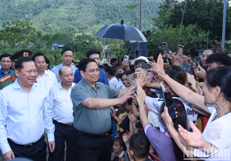 范明正总理和陀北县人民。