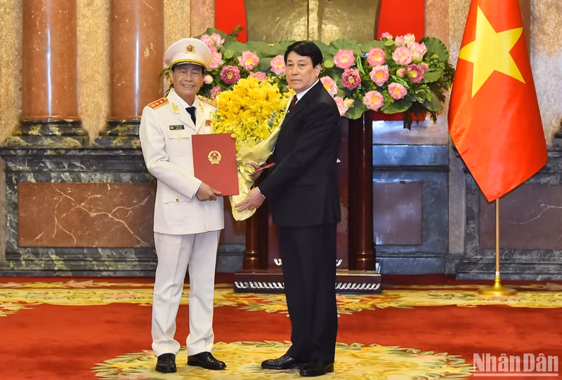 越南国家主席梁强向黎国雄同志授予晋升大将军衔的决定。