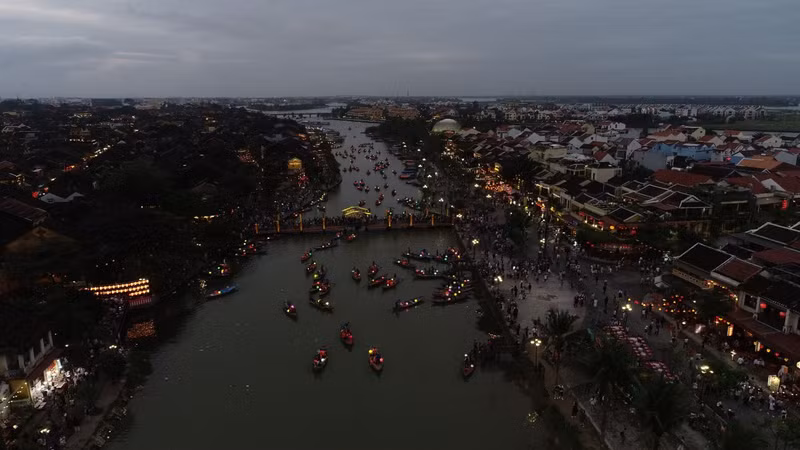 2023年12月31日会安街的热闹场景。（图片来源：laodong.vn）
