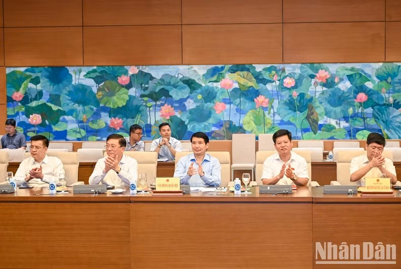 各位代表出席活动。