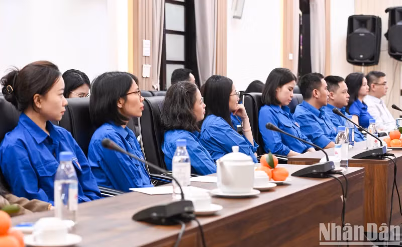 《人民报》社青年、胡志明共青团团员出席仪式。 《人民报》社青年、胡志明共青团团员出席仪式。