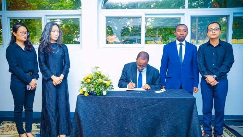 坦桑尼亚外交与东非合作部代表 在唁簿上留言。（图片来源：越南驻坦桑尼亚大使馆） 