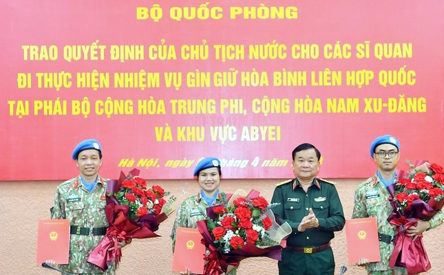 黄春战上将向3名军官授予决定书。（图片来源：tienphong.vn）