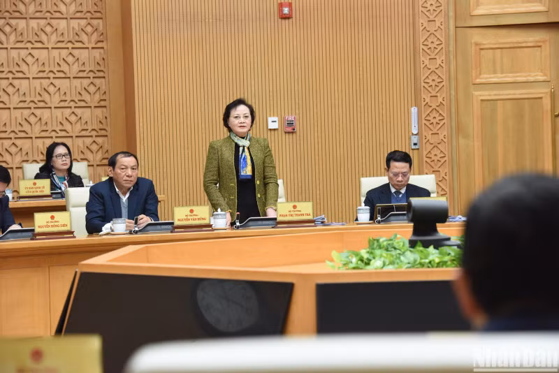 内务部部长范氏青茶在会议上发表讲话。