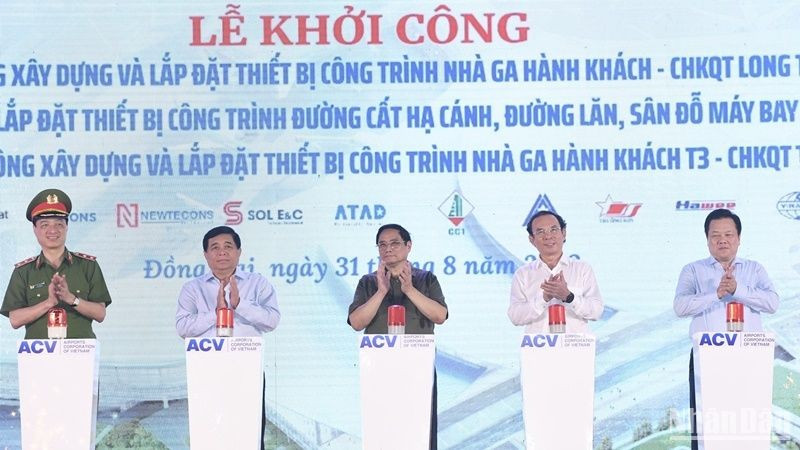 范明正总理和各位代表出席动工仪式。