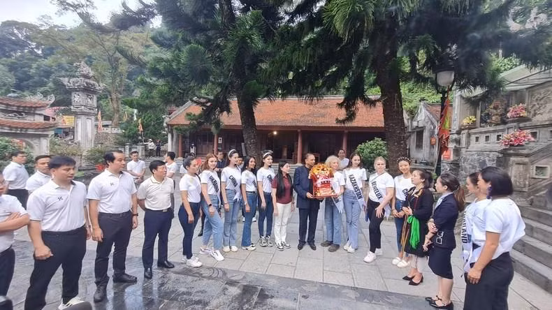 永福省领导和各国小姐。