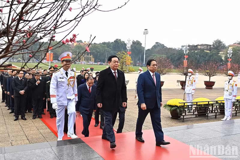 越南党和国家领导、前领导入陵瞻仰胡志明主席遗容。（登科 摄）