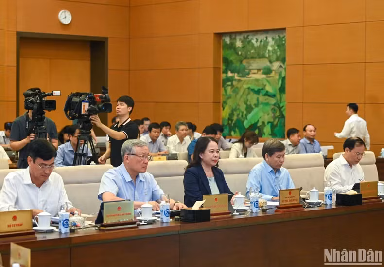 越南国家副主席武氏映春，越南最高人民法院院长阮和平，越南最高人民检察院院长黎明智和各位代表出席会议。