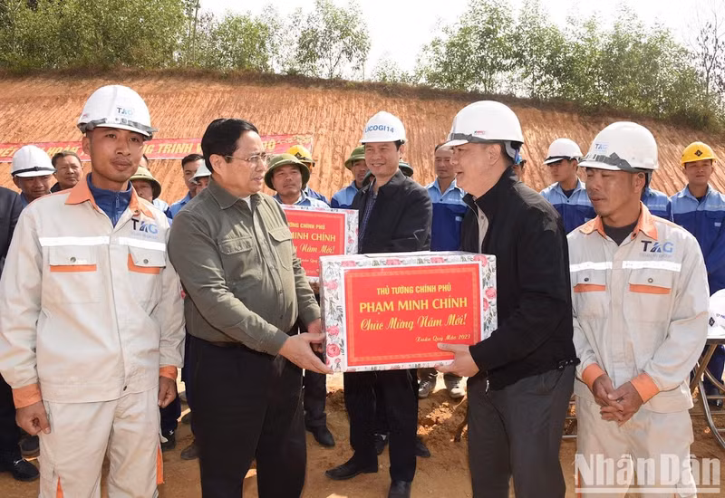 范明正总理向劳动工人赠送春节礼物。 范明正总理向劳动工人赠送春节礼物。