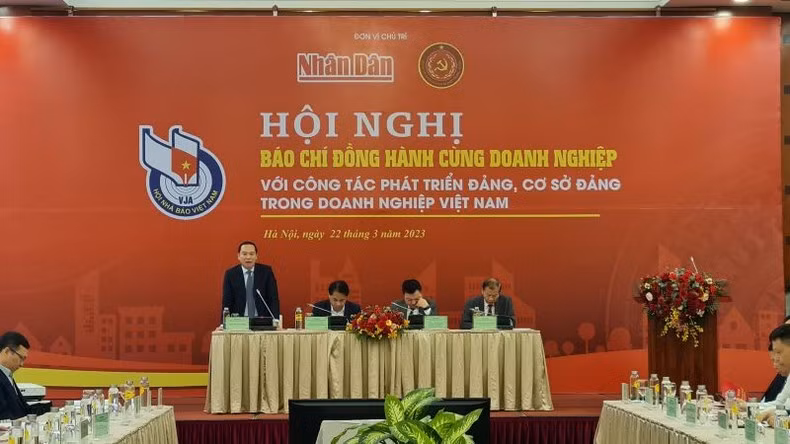 各单位领导代表主持会议。