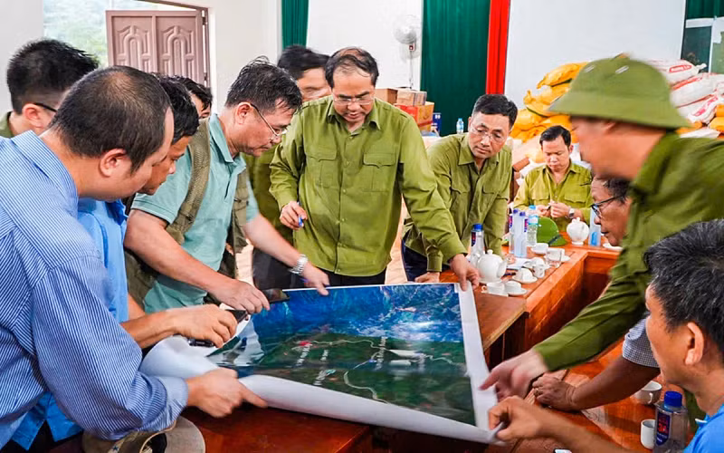老街省领导与专家们讨论距离朗努老村2公里的新村选址和安置方案。（图片来源：tuoitre.vn）