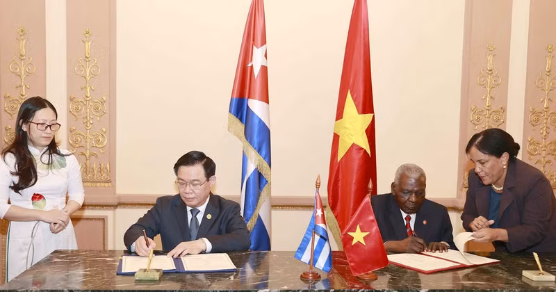 越南国会主席王廷惠同古巴全国人民政权代表大会主席埃斯特万•拉索•埃尔南德斯签署关于成立越南国会与古巴全国人民政权代表大会之间的议会合作机制的协议。