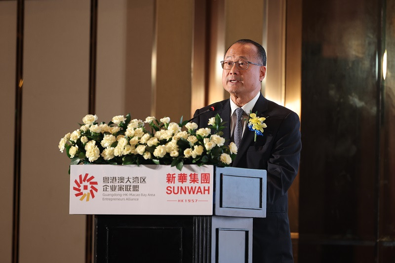 粤港澳大湾区企业家联盟主席、中国香港-越南商会创会会长、香港新华集团主席蔡冠深博士在活动上发表讲话。（图片来源：diendandoanhnghiep.vn）
