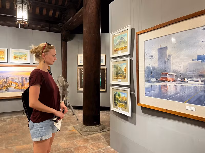 介绍南方文化色彩的水彩画展一角。（图片来源：新河内报）