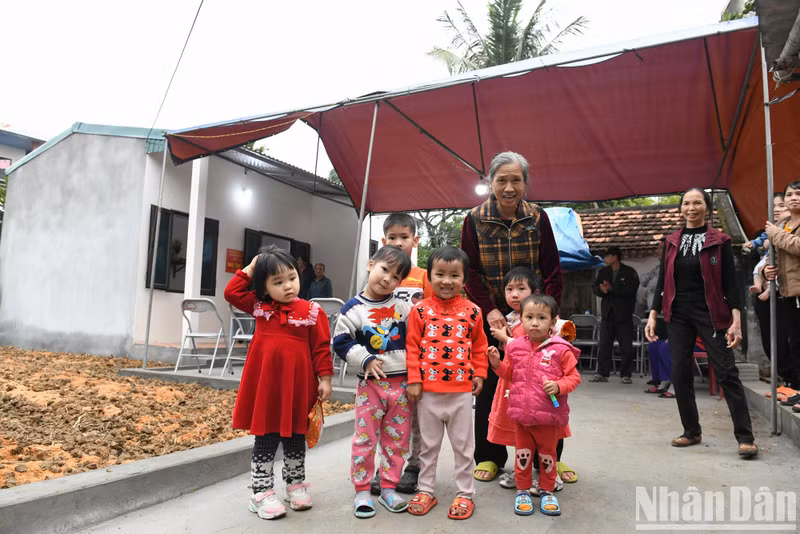 获得爱心房的五户家庭对《人民报》社和资助商的举动深表感谢。