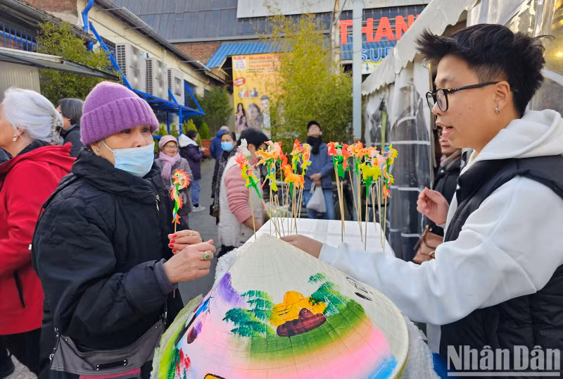 越南传统玩具和斗笠。