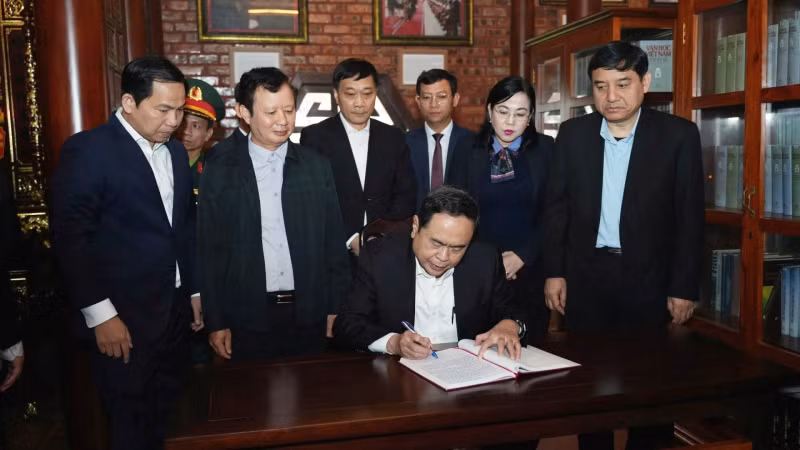 国会主席陈青敏在黎德英大将博物馆留言簿上题词。