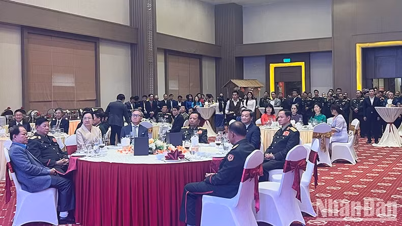 出席活动的各位代表。 出席活动的各位代表。