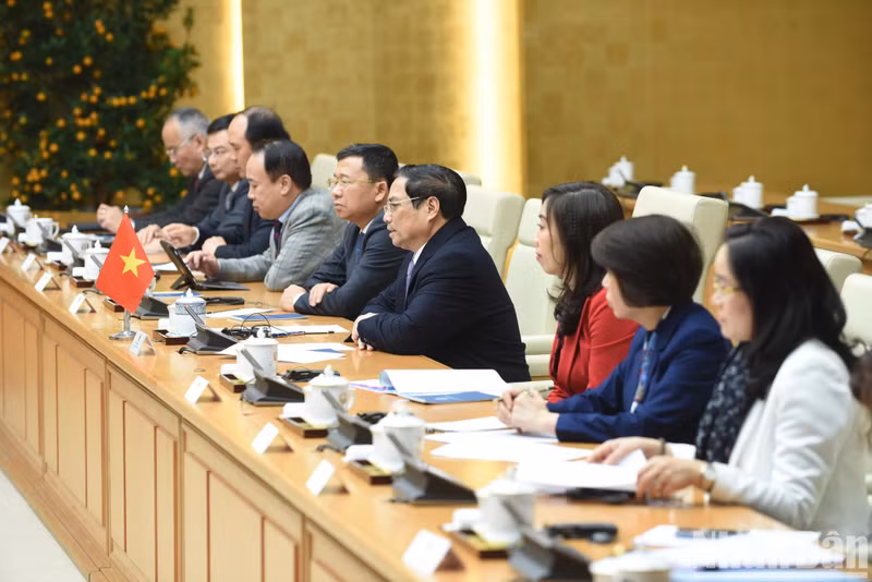 越南政府总理范明正和政府成员会见韩国国会议长金振杓。