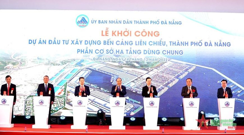 阮春福主席和各位代表出席启动仪式。（图片来源：人民军队报）