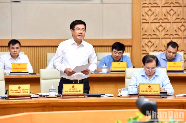 越南工贸部部长阮鸿延在会议上发表讲话。