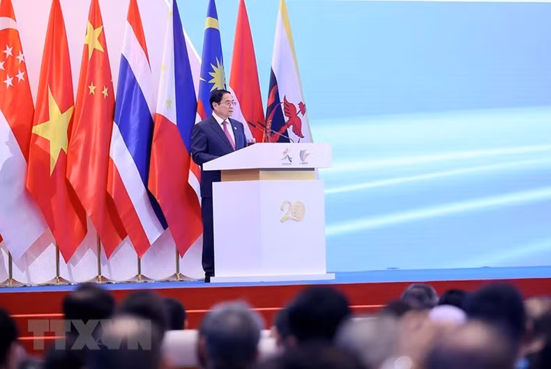 越南政府总理范明正在开幕式上发表讲话。