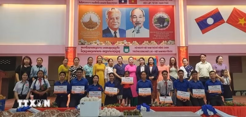 各位代表在活动上向贫困优秀学生颁发助学金。（图片来源：越通社）