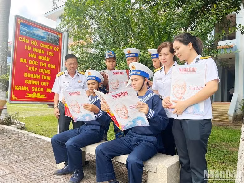 海军干部、战士们阅读2023癸卯年《人民报》春节特刊。 海军干部、战士们阅读2023癸卯年《人民报》春节特刊。