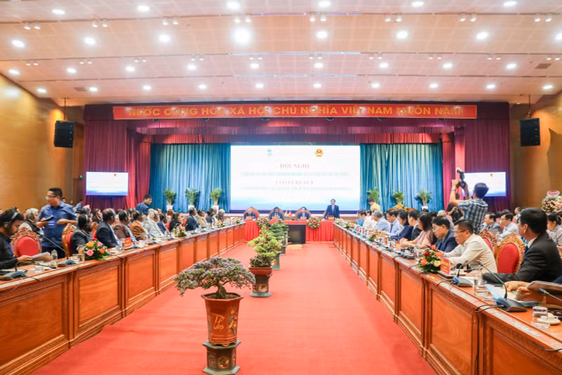 会议场景。（图片来源：binhdinh.gov.vn）